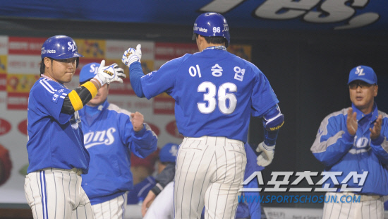 
	�Ｚ �̽¿��� 6ȸ ���߿� �ַ�Ȩ���� �Ͷ߸� �� �ڼ��ΰ� �������̺긦 �ϰ� �ִ�. ���=���� ���� kyungmin@sportschosun.com


