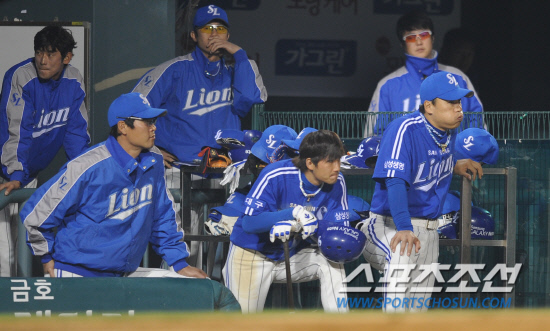 
	�̽¿�, ���� �� �Ｚ �������� 2-7�� ���� 9ȸ�� ������ ��ο� ǥ������ ���Ѻ��� �ִ�. ���=���� ���� kyungmin@sportschosun.com 


