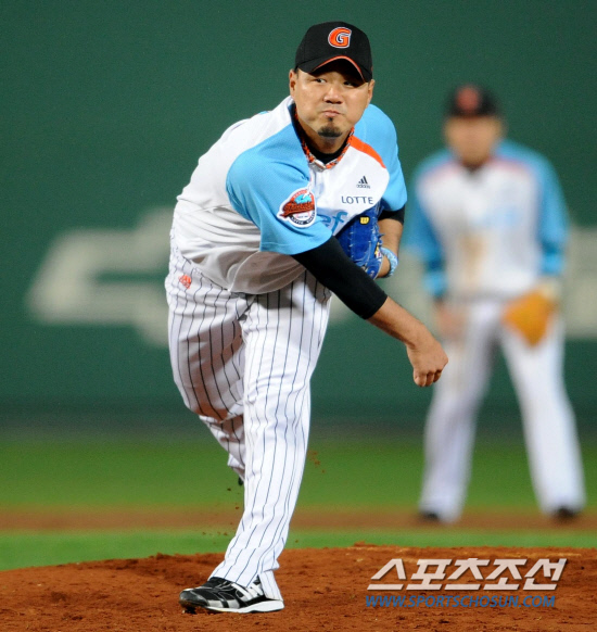 
	�Ե��� SK�� ���� 3���� ������ ��Ⱑ 19�� �λ� �������忡�� ���ȴ�. �Ե� �������� �۽����� �����ϰ� �ִ�. �λ�=���� ���� wook@sportschosun.com


