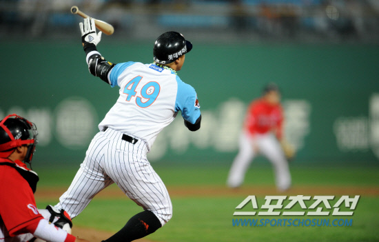 
	�Ե��� SK�� ���� 3���� ������ ��Ⱑ 19�� �λ� �������忡�� ���ȴ�. 2ȸ�� 2�� 2�� �Ե� ȫ������ SK ���翵�� ������ �޾��� �߰߼� �������� �Ѿ�� 2��Ȩ���� ġ�� �ִ�.

�λ�=���� ���� wook@sportschosun.com/2012.04.19/


