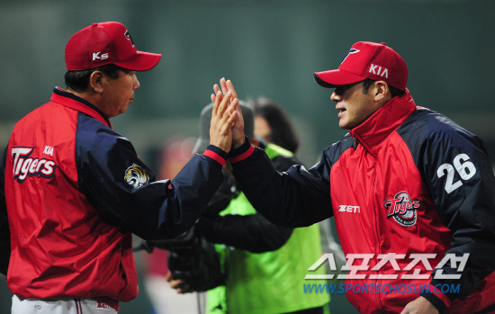 
	19�� �񵿱��忡�� 2012 ���ξ߱� KIA�� �ؼ��� ��Ⱑ ���ȴ�. ��ư� 4��1�� �¸��� �ŵ� ��� �¸����� �������� ������ ������ �������̺긦 �ϰ� �ִ�.

��=����� ���� cjg@sportschosun.com


