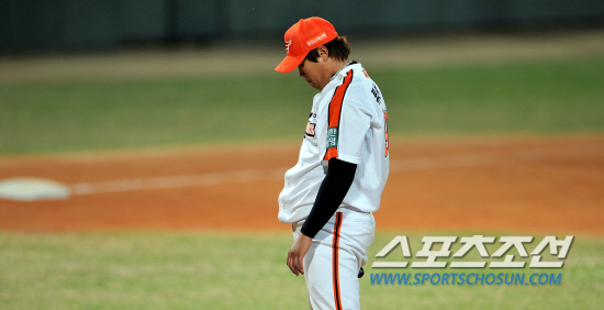 
	���ξ߱� ��ȭ�� LG�� ��Ⱑ 19�� û�־߱��忡�� ��������. �������� 9ȸ�� ����Ÿ�ڷ� ���� �����ƿ��� ���� �ַ����� ����ϰ� ������ ������ �ִ�.

û��=���ؿ� ���� noodle@sportschosun.com/2012.04.19/


