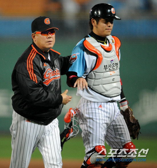 
	�Ե��� SK�� ���� 3���� ������ ��Ⱑ 19�� �λ� �������忡�� ���ȴ�. 6��3���� �¸��� �Ե� �������� ����� ������ �ִ�.

�λ�=���� ���� wook@sportschosun.com/2012.04.19/


