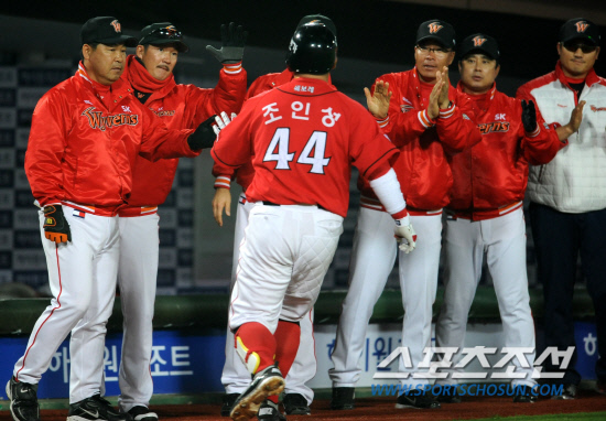 
	�Ե��� SK�� ���� 3���� ������ ��Ⱑ 19�� �λ� �������忡�� ���ȴ�. 4ȸ�� SK ���μ��� �ַ�Ȩ���� ġ�� �̸��� ������ �������̺긦 �ϰ� �ִ�.

�λ�=���� ���� wook@sportschosun.com/2012.04.19/


