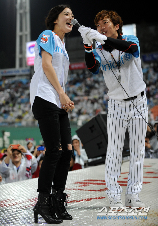 
	�Ե��� SK�� ���� 3���� ������ ��Ⱑ 19�� �λ� �������忡�� ���ȴ�. ���ϼ��� ȫ������� ��� �̼ҿ��� �����ܻ� �ö� �λ縻�� �ϰ� �ִ�.

�λ�=���� ���� wook@sportschosun.com/2012.04.19/


