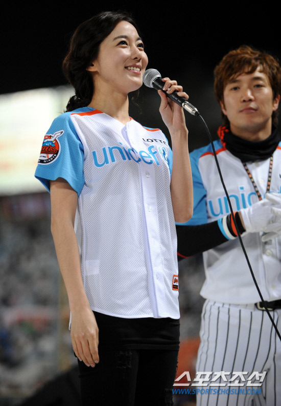 
	�Ե��� SK�� ���� 3���� ������ ��Ⱑ 19�� �λ� �������忡�� ���ȴ�. ���ϼ��� ȫ������� ��� �̼ҿ��� �����ܻ� �ö� �λ縻�� �ϰ� �ִ�.

�λ�=���� ���� wook@sportschosun.com/2012.04.19/


