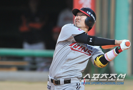 
	���ξ߱� ��ȭ�� LG�� ��Ⱑ 17�� û�־߱��忡�� ��������. 2ȸ�� ����Ÿ�ڷ� ���� �������� �ַ����� ������ �ִ�.

û��=���ؿ� ���� noodle@sportschosun.com/2012.04.17/


