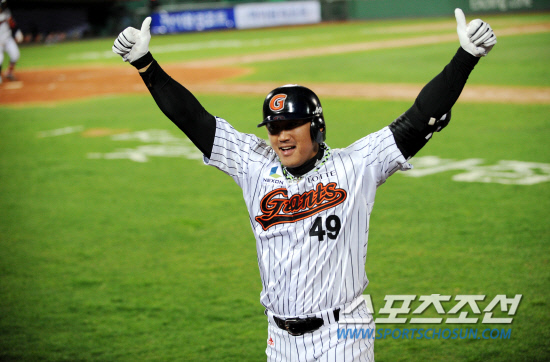 
	�Ե��� SK�� ���� 3���� ù��° ��Ⱑ 17�� �λ� �������忡�� ���ȴ�. 4ȸ�� 1�� 1�� �Ե� ȫ������ ��� 2��¥�� ����Ȩ���� ġ�� �⻵�ϰ� �ִ�.

�λ�=���� ���� wook@sportschosun.com/2012.04.17/


