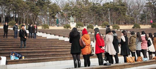 
	������ ¦�� ã�� �ʹ�.�� TV ���α׷��� ��¦���� �з����� ���ַε��� ���� ������ ��õ ���࡯�� ������ ���� �����ڵ��� ������ ��� ��븦 ������ �ִ�./Ƽ�ϸ��� ����
