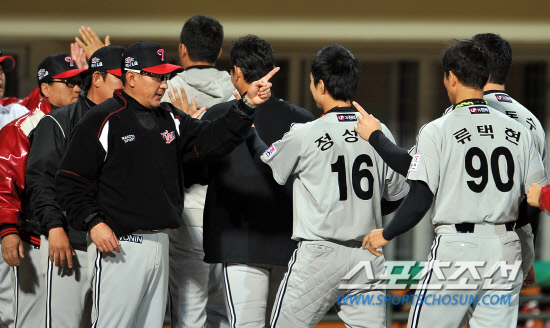 
	���ξ߱� ��ȭ�� LG�� ��Ⱑ 19�� û�־߱��忡�� ��������. ���� 10ȸ �º� ���� 2��1 �¸��� �ŵ� LG �������� ��Ī�������� �������̺긦 �ϰ� �ִ�.

û��=���ؿ� ���� noodle@sportschosun.com


