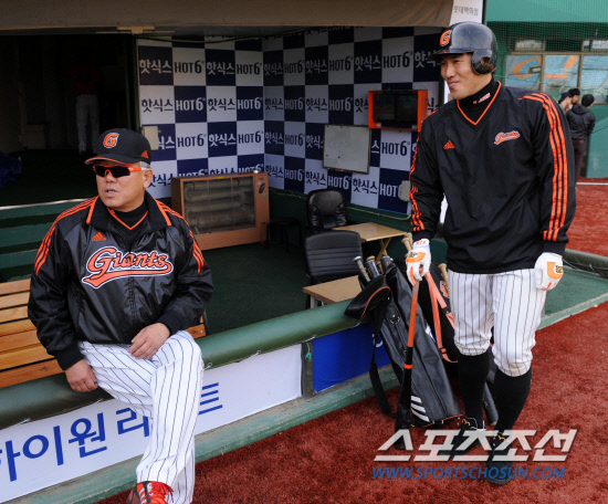 
	�Ե��� SK�� ���� 3���� �ι�° ��Ⱑ 18�� �λ� �������忡�� ���ȴ�. ��� �� �Ե� ���ȣ ������ ���ؿ�� �̾߱⸦ ������ �ִ�.�λ�=���� ���� wook@sportschosun.com


