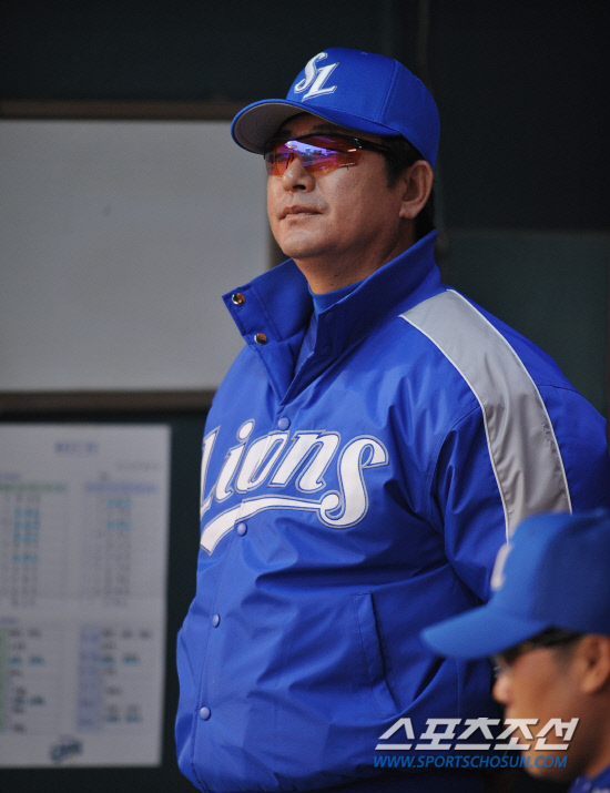 
	19�� ���� ���� ��Ǿ߱��忡��2012 ���ξ߱� �Ｚ�� �λ��� ��Ⱑ ���ȴ�. �Ｚ ������ ������ ���ƿ����� ���������� ������ ���Ѻ��� �ִ�.

���=���� ���� kyungmin@sportschosun.com / 2012.04.19.


