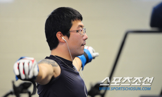 
	31�� ����(�ѱ��ð�) �̱� �ָ������� ���������� 'ĵ�ڽ���Ƽ �ο��� ���÷���'���� ���� KIA ������ķ������ �Ʒ��� ��ģ �������� ����Ʈ Ʈ���̴��� �ϰ� �ִ�.

����������(�ָ�������)=���� ���� kyungmin@sportschosun.com / 2012.01.31.


