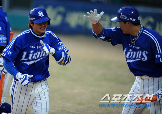 
	��ȭ�� �Ｚ�� �ָ� 3���� ù��° ��Ⱑ 20�� û�ֱ��忡�� ���ȴ�. 2ȸ�� 1�� 2,3�� �Ｚ ������ �߰߼� �ڷ� �Ѿ�� 3��Ȩ���� ġ�� Ȩ���ϸ� �̽¿��� ����� ������ �ִ�.

û��=���� ���� wook@sportschosun.com/2012.04.20/


