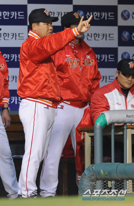 
	20�� ���� ���� ��Ǿ߱��忡��2012 ���ξ߱� SK�� LG�� ��Ⱑ ���ȴ�. 3ȸ�� SK �̸��� ������ ���ƿ����� ���� ��ġ�� �����ϰ� �ִ�.

���=���� ���� kyungmin@sportschosun.com / 2012.04.20.


