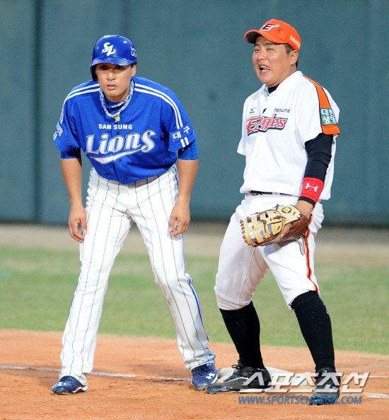 
	��ȭ�� �Ｚ�� �ָ� 3���� ù��° ��Ⱑ 20�� û�ֱ��忡�� ���ȴ�. 2ȸ�� 1�� �Ｚ �̽¿��� ������Ÿ�� ġ�� ��ȭ 1��� ���±հ� �λ縦 ������ �ִ�.

û��=���� ���� wook@sportschosun.com/2012.04.20/


