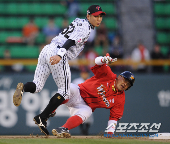 
	20�� ���� ���� ��Ǿ߱��忡��2012 ���ξ߱� SK�� LG�� ��Ⱑ ���ȴ�. 2ȸ�� SK ���μ��� ��ȣ���� 1��� �� ���� �� 2�翡�� �ƿ��ǰ� �ִ�. LG ���ݼ��� ����ȯ

���=���� ���� kyungmin@sportschosun.com / 2012.04.20.


