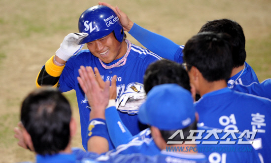 
	��ȭ�� �Ｚ�� �ָ� 3���� ù��° ��Ⱑ 20�� û�ֱ��忡�� ���ȴ�. 6ȸ�� �Ｚ �ڼ����� ���߿� �ַ�Ȩ���� ġ�� ������� ȯ���� �ް� �ִ�.

û��=���� ���� wook@sportschosun.com/2012.04.20/


