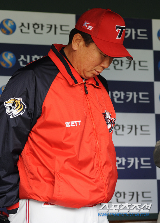 
	���ξ߱� LG�� KIA�� ��Ⱑ 13�� ���� ��Ǿ߱��忡�� ��������. ������ ������ �������� �̾߱⸦ ������ �ִ�.

���=���ؿ� ���� noodle@sportschosun.com/2012.04.13/


