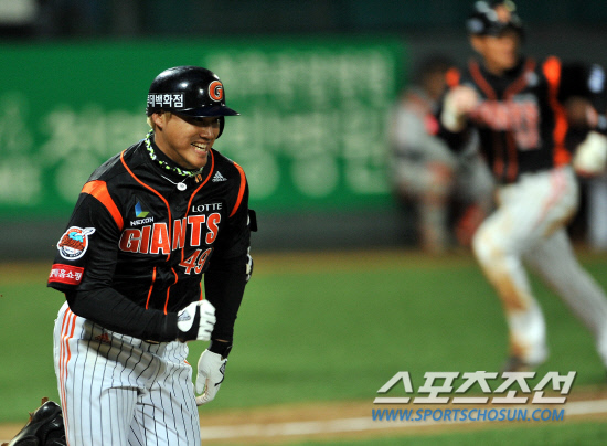 
	���ξ߱� �Ե��� KIA�� ��Ⱑ 20�� ���� ����߱��忡�� ��������. ȫ������ 4ȸ�� 1Ÿ�� ���߶����� ġ�� ���������ϰ� �ִ�.����=���ؿ� ���� noodle@sportschosun.com


