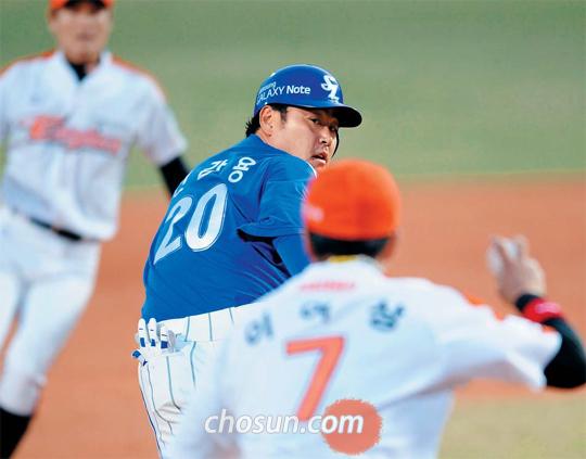 
	'�䳢'�� ������, �� ��ƺ��󡦡��䳢���̡����ϴ� �������� �����? 20�� û�ֱ��忡�� ���� �Ｚ�� ��ȭ�� ���. 2ȸ �� �Ｚ�� �������� �������� ��Ÿ �� 2�縦 ���� 3��� ���� ���ٿ �ɷȴ�. ������ ��ȭ ���ݼ� ��
����� ���� ����߸��� �Ǽ��� �߰�, �������� ������ 3�翡 �����ߴ�. /���� ���� wook@sportschosun.com
