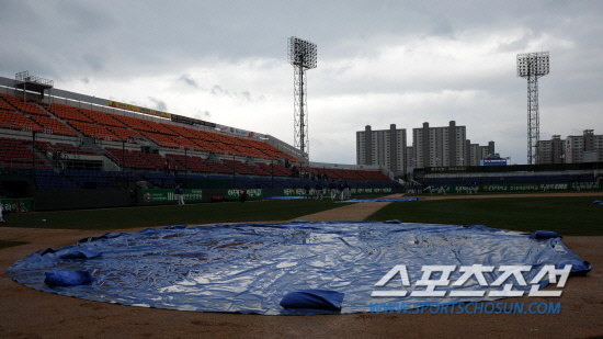 
	10�� ���ֹ���߱��忡�� ���� �����̴� ���ξ߱� KIA�� �Ｚ�� ��Ⱑ ��õ���� ��� �ƴ�. ��� ��� �� �Ｚ �������� �׶��忡 ���� �Ʒÿ� ���ϰ� �ִ�. 

����=������ ���� songs@sportschosun.com/2012.4.10


