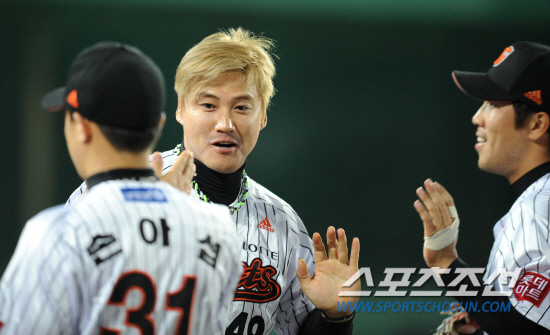 
	14�� �λ� �����߱��忡�� ���� ���ξ߱� �Ե��� �λ��� ��⿡�� �Ե� ȫ������ 8ȸ ���� ��ġ�� ���ƿ����� ������ �������� �ݱ�� �ִ�.

�λ�=������ ���� songs@sportschosun.com/2012.4.14


