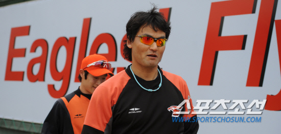 
	���ξ߱� ��ȭ�� LG�� ��Ⱑ 19�� û�־߱��忡�� ��������. ����� �Ʒ��� ��ģ ����ȣ�� ���ƿ����� ���� �ִ�.

û��=���ؿ� ���� noodle@sportschosun.com/2012.04.19/


