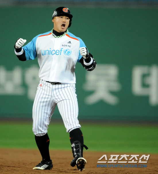 
	�Ե��� SK�� ���� 3���� ������ ��Ⱑ 19�� �λ� �������忡�� ���ȴ�. 4ȸ�� 2�� 1,2�� �Ե� ȫ������ �߰߼� �����ʿ� �������� 1Ÿ�� ����Ÿ�� ġ�� ȯȣ�ϰ� �ִ�.

�λ�=���� ���� wook@sportschosun.com/2012.04.19/


