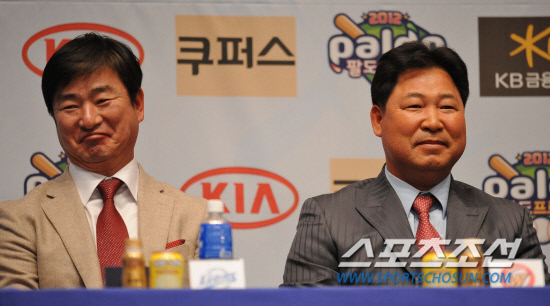 
	2012 ���ξ߱� �̵��̿��� �Ｚ ������ ����(����)�� SK �̸��� ������ �������� ������ ��ٸ��� �ִ�. ���� ���� kyungmin@sportschosun.com / 2012.04.03.


