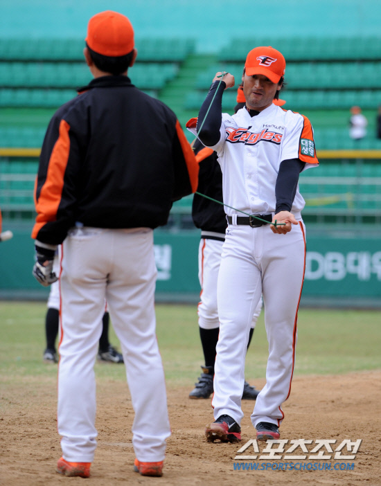 
	��ȭ�� �Ｚ�� �ָ� 3���� �������� ��Ⱑ 22�� û�ֱ��忡�� ���ȴ�. ��� �� ��ȭ ����ȣ�� ������Ī�� ��ģ �� �ϳ����� ��ġ�� Ʃ���Ʒ��� �ϰ� �ִ�.

û��=���� ���� wook@sportschosun.com/2012.04.22/


