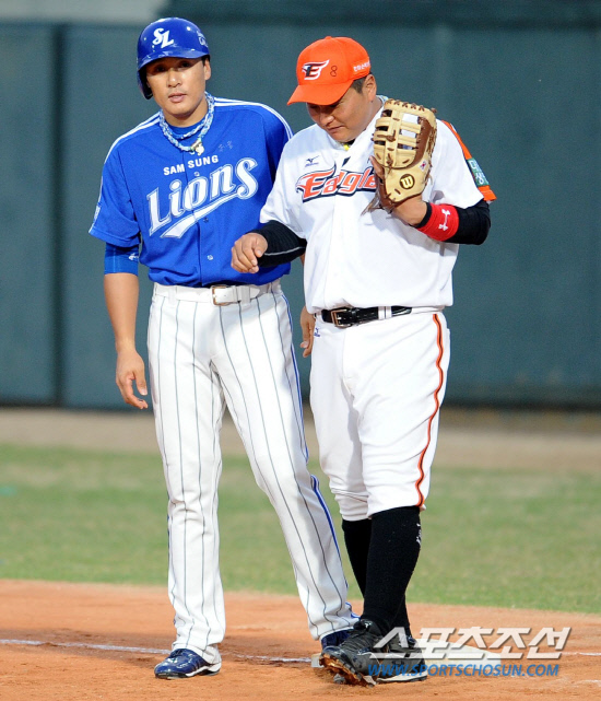 
	�Ｚ �̽¿��� ���� 20�� û�� ��ȭ���� 2ȸ ������Ÿ�� ġ�� ���� �� ��ȭ ���±հ� �̾߱⸦ ������ �ִ�. û��=���� ���� wook@sportschosun.com


