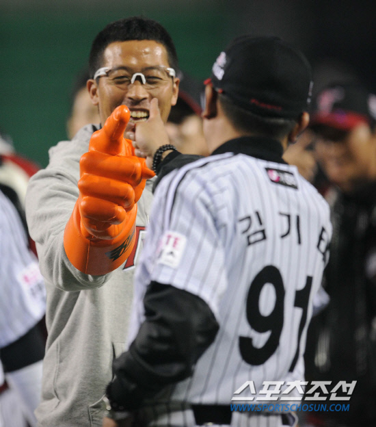 
	20�� ���� ���� ��Ǿ߱��忡��2012 ���ξ߱� SK�� LG�� ��Ⱑ ���ȴ�. 4��1�� �¸��� �� LG �̺��԰� ���� �հ������� ����� ������ �����Ӵϸ� ��ġ�� �ִ�.

���=���� ���� kyungmin@sportschosun.com / 2012.04.20.


