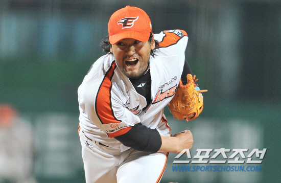 
	���ξ߱� ��ȭ�� LG�� ��Ⱑ 18�� û�־߱��忡�� ��������. ���ߵ����� ����ȣ�� ������ ���� ������ �ִ�.

û��=���ؿ� ���� noodle@sportschosun.com/2012.04.18/


