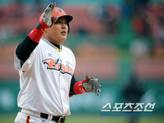 
	��ȭ�� �Ｚ�� �ָ� 3���� �������� ��Ⱑ 22�� û�ֱ��忡�� ���ȴ�. 8ȸ�� ��ȭ ���±��� �¿� �ַ�Ȩ���� ġ�� Ȩ���ϰ� �ִ�.

û��=���� ���� wook@sportschosun.com/2012.04.22/


