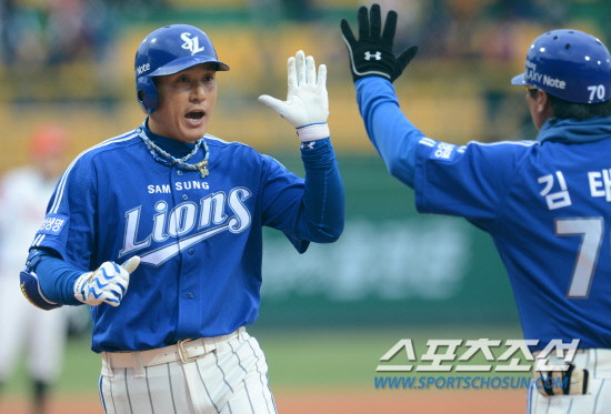 
	��ȭ�� �Ｚ�� �ָ� 3���� �������� ��Ⱑ 22�� û�ֱ��忡�� ���ȴ�. 9ȸ�� 1�� 3�� �Ｚ �̽¿��� ��� 2��Ȩ���� ���� �� ���±� 1�� ��ġ�� ����� ������ �ִ�.

û��=���� ���� wook@sportschosun.com/2012.04.22/


