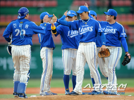 
	��ȭ�� �Ｚ�� �ָ� 3���� �������� ��Ⱑ 22�� û�ֱ��忡�� ���ȴ�. 8��4�� �¸��� �Ｚ �������� ����� ������ �ִ�.

û��=���� ���� wook@sportschosun.com/2012.04.22/ 


