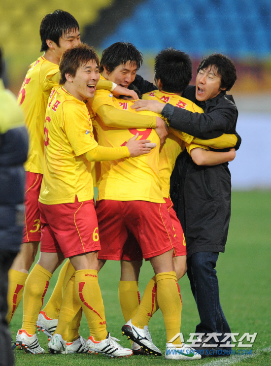 
	22�� ���� źõ���տ�忡�� '������Ϲ�ũ K���� 2012' 9���� ���� ��ȭ�� ����FC�� ��Ⱑ ���ȴ�. ������ �������� ��ƮƮ���� �Բ� ���ֿ� 4��2 �¸��� �ŵ״�. �������� �Ĺ� ������ �� ��° ���� ������Ű�� ���¿� ����(������)�� �Բ� ������ ������ �ִ�.

����=������ ���� songs@sportschosun.com/2012.4.22


