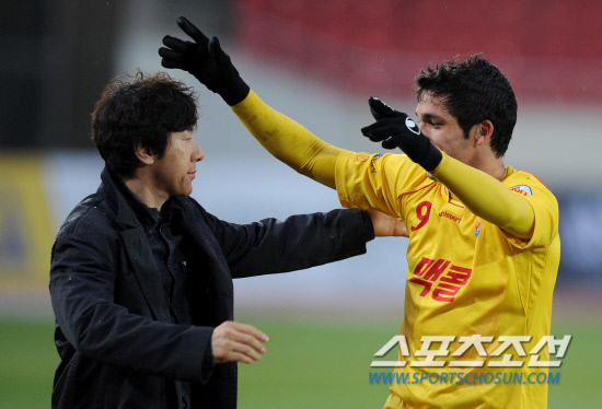 
	22�� ���� źõ���տ�忡�� '������Ϲ�ũ K���� 2012' 9���� ���� ��ȭ�� ����FC�� ��Ⱑ ���ȴ�. ������ �������� ��ƮƮ���� �Բ� ���ֿ� 4��2 �¸��� �ŵ״�. �������� �Ĺ� ������ �� ��° ���� ������Ű�� ���¿� ����(����)�� ������ ������ �ִ�.  

����=������ ���� songs@sportschosun.com/2012.4.22


