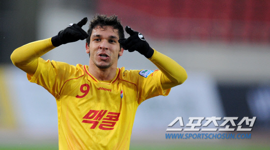 
	22�� ���� źõ���տ�忡�� '������Ϲ�ũ K���� 2012' 9���� ���� ��ȭ�� ����FC�� ��Ⱑ ���ȴ�. ������ �������� ��ƮƮ���� �Բ� ���ֿ� 4��2 �¸��� �ŵ״�. �������� �Ĺ� ������ �� ��° ���� ������Ű�� ������ϸ� ��ġ�� �ִ�.  

����=������ ���� songs@sportschosun.com/2012.4.22


