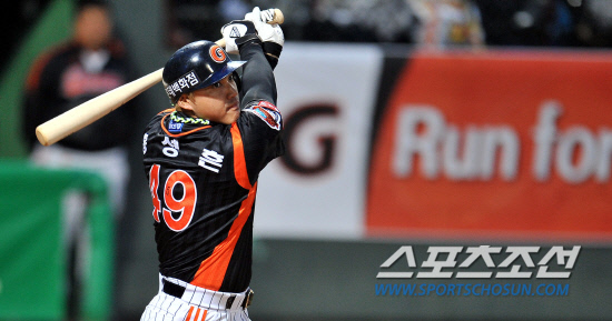 
	�Ե� ȫ������ ���ξ߱� �׸���ŷ Ÿ�� Ŭ��ġ �ɷ� �ι��� 1���� �ö���. ���� 20�� ���� KIA���� Ÿ���� �ϰ� �ִ� ȫ����. ����=���ؿ� ���� noodle@sportschosun.com


