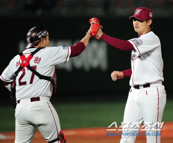 
	12�� �񵿱��忡�� ������ �ؼ�-SK��. �ؼ� ���� �㵵ȯ(����)�� 4��2 �¸��� Ȯ���� �� ������ �ս¶��� �������̺긦 �ϰ� �ִ�. ��=����� ���� cjg@sportschosun.com


