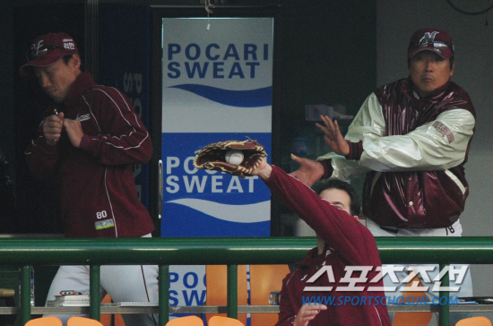 
	19�� �񵿱��忡�� ������ �ؼ�-KIA��. KIA �̿�԰� ���� ���� ���ƿ����� ���ƿ��� �ؼ� ���� ����Ʈ�� �۷���� ��� �ִ�. ��=����� ���� cjg@sportschosun.com


