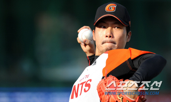 
	15�� �λ� �����߱��忡�� ���� ���ξ߱� �Ե��� �λ��� ��⿡�� ���� ������ �Ե� �̿����� ������ ���� ������ �ִ�.

�λ�=������ ���� songs@sportschosun.com/2012.4.15


