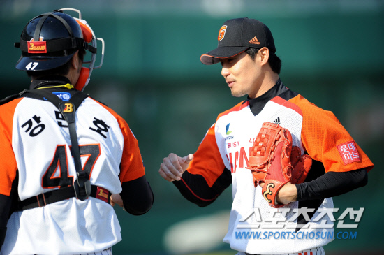 
	�Ե��� ��ȭ�� 2012 ���ξ߱� ��Ⱑ 8�� �λ� �������忡�� ���ȴ�. �Ե� �̿����� �̴��� �������� �� ���ƿ����� ���ϸ� ����ȣ�� �̾߱⸦ �ϰ� �ִ�. �̿����� 2���̴� ���������� 974�ϸ��� �¸������� �ƴ�.

�λ�=���� ���� wook@sportschosun.com/2012.04.08/


