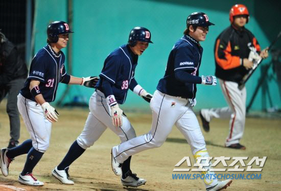 
	�λ� ������-������ ����� 8���� ���̺����Ͱ� ��� ���� ���� 3��5Ǭ�� Ÿ���� ������̴�. ���� ���� kyungmin@sportschosun.com


