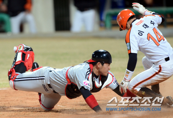 
	���ξ߱� ��ȭ�� LG�� ��Ⱑ 17�� û�־߱��忡�� ��������. 4ȸ�� 2�� 2�� �̴���� �������� ��Ÿ�� Ȩ���� �İ���� �������ǰ� �ִ�. LG ���� ������.

û��=���ؿ� ���� noodle@sportschosun.com/2012.04.17/


