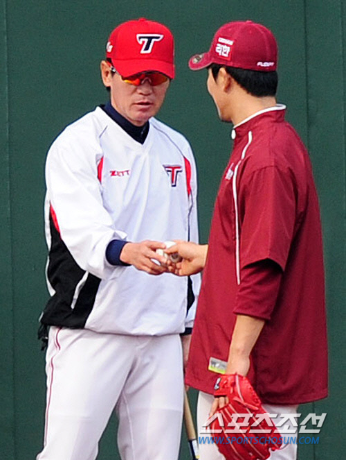 
	���� 19�� KIA �̰�ö ��ġ�� �̾߱⸦ ������ �ִ� �ؼ� �躴��.(������) ��=����� ���� cjg@sportschosun.com


