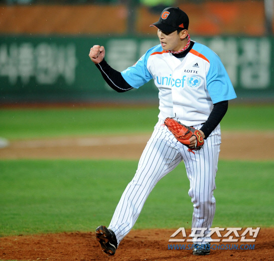 
	�Ե� �ִ뼺�� 19�� �λ� SK���� 7ȸ�� �� ���� ���� ó���� �� �ָ��� �Ҳ� ��� �ִ�. �ý��� ���� ���� ���������� ����ϴ� �Ե��̼� �ִ뼺�� �ٽɸ����. �λ�=���� ���� wook@sportschosun.com


