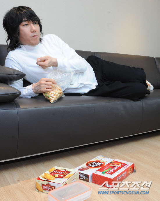 
	���� �������� ���� �޽��ߴ�. ������ ���� ���̸� ���Ŀ� ���� �߱��� �ٵ� ä���� ��û�Ѵٴ� �״� ������ ���ȿ��� �޽��� ���ϴ� ����� �ÿ��� ������. Ư�� '���� ��� ��Ƣ���ε� �Ϸ� ���� ���̳� �Ծ���'�� ���ڸ� ����Դ� ��� ������� �ʾҴ�. �ֹ��� ���� deer@sportschosun.com 


